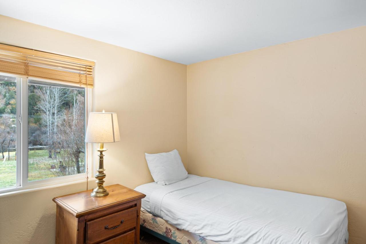 Indian Creek Lodge Douglas City ภายนอก รูปภาพ